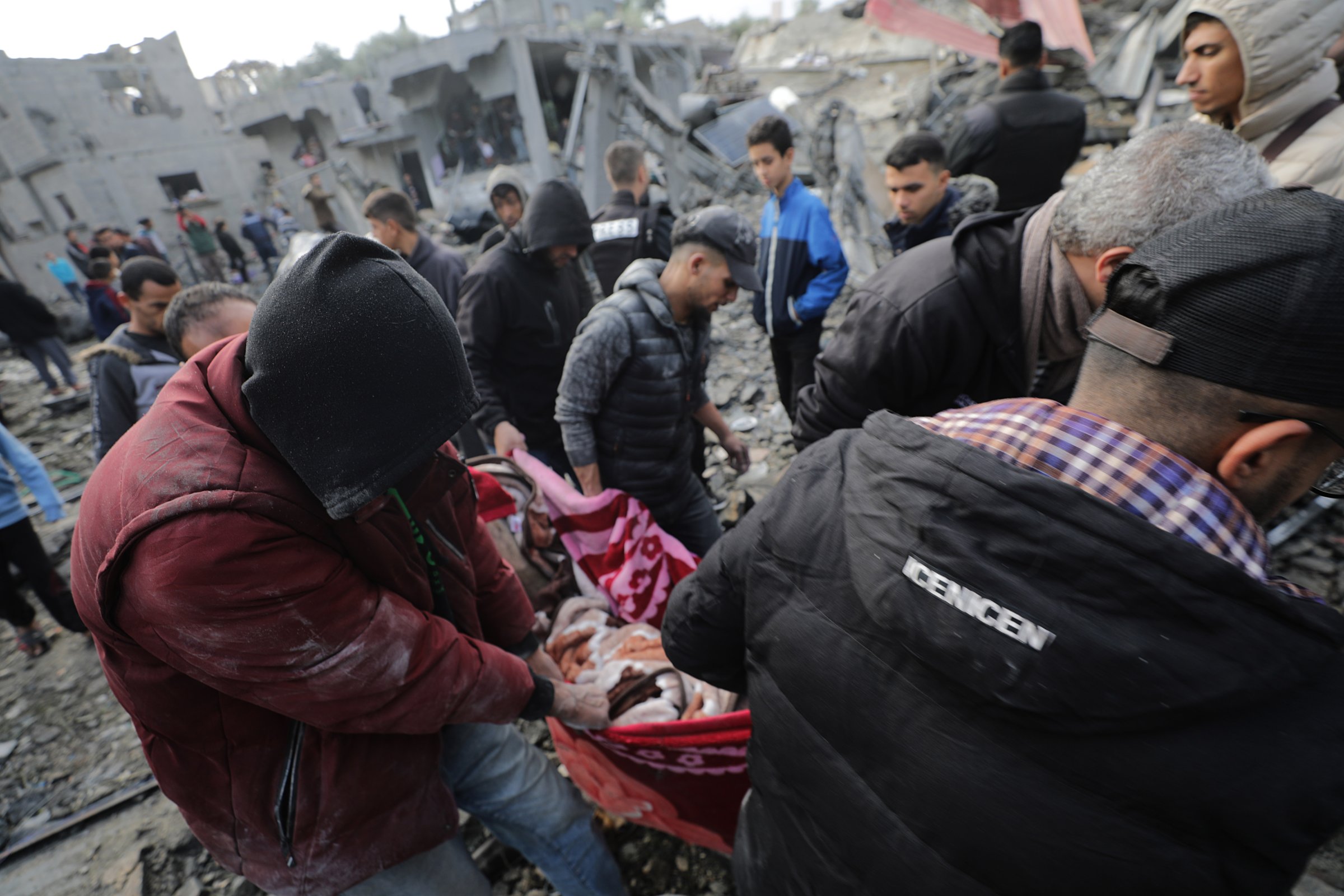 Активисти, включително семействата на някои от заложниците в Газа, са