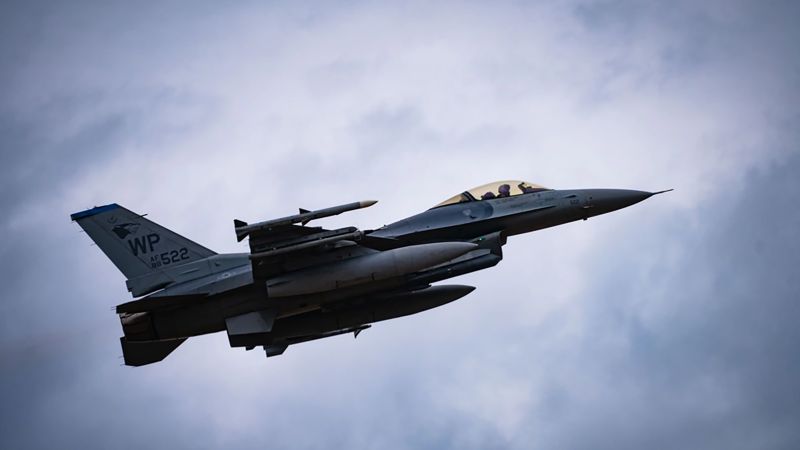 Изтребител F-16 се е разбил във водите край западния бряг