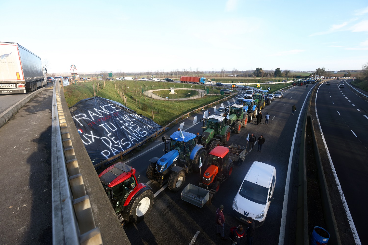 Фермери блокираха с трактори магистрала в Жосини, близо до Париж.
