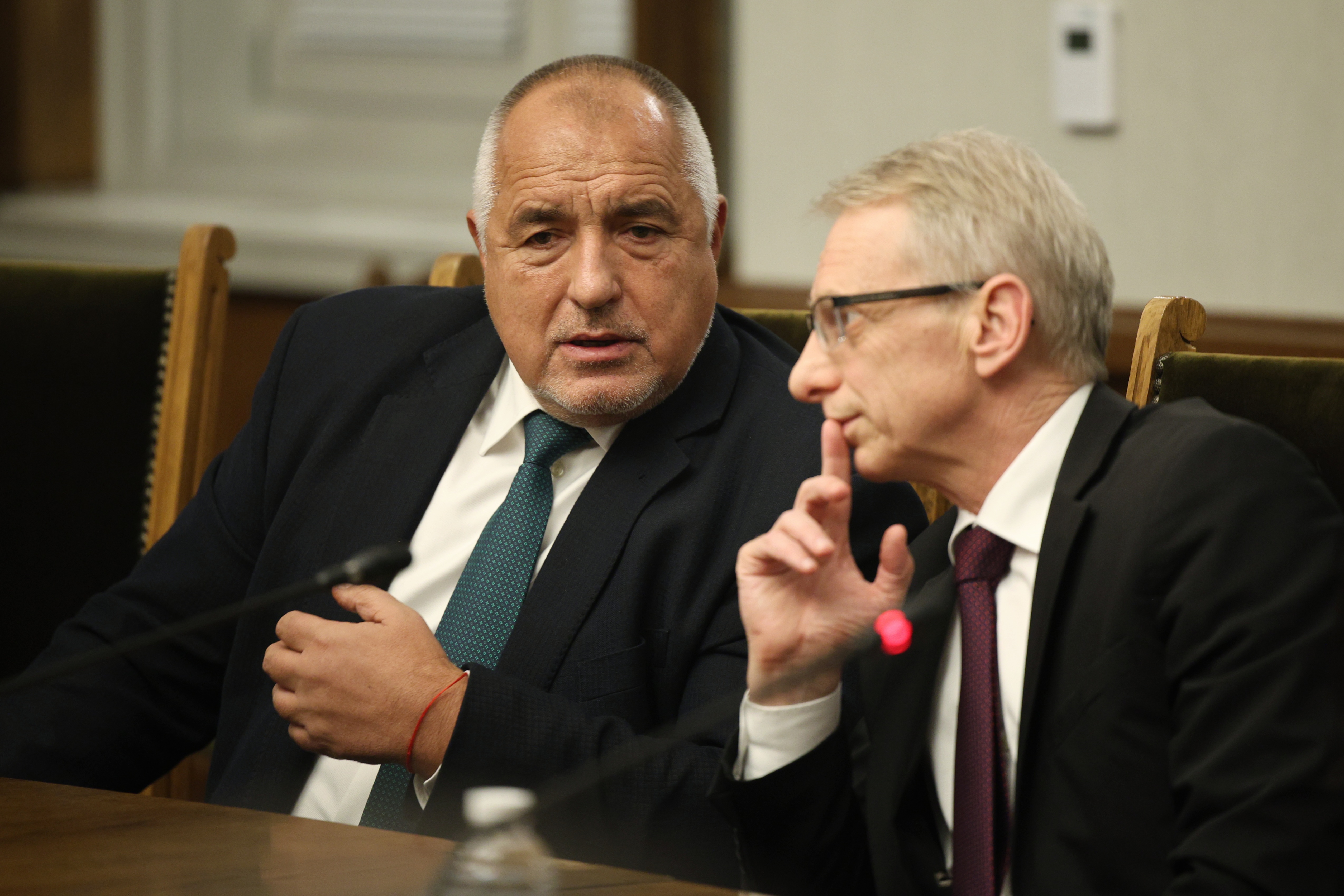 Премиерът Николай Денков и вицепремиерът Мария Габриел обявиха, че са