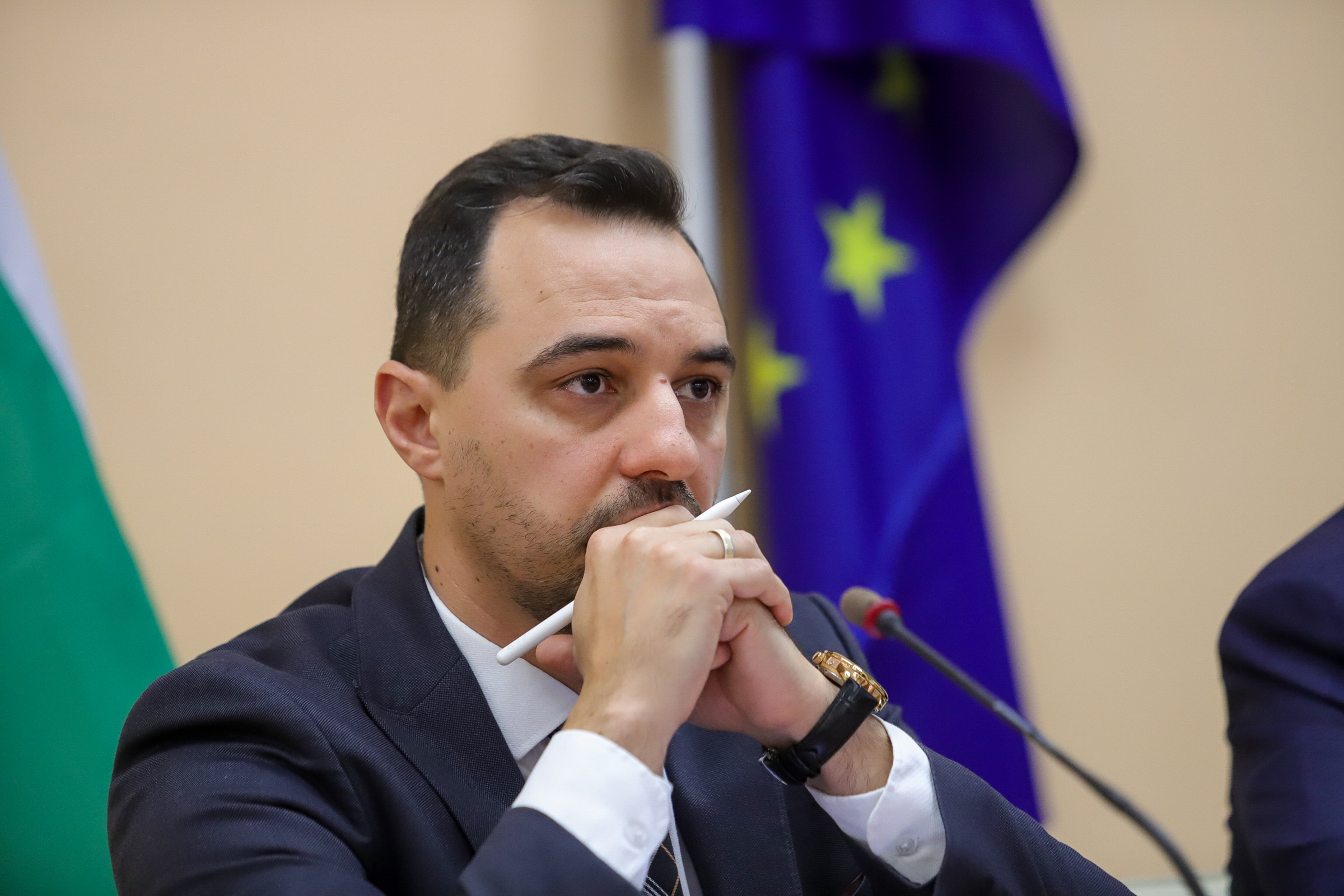 Министърът на икономиката Богдан Богданов и заместник-министърът Николай Павлов заминават