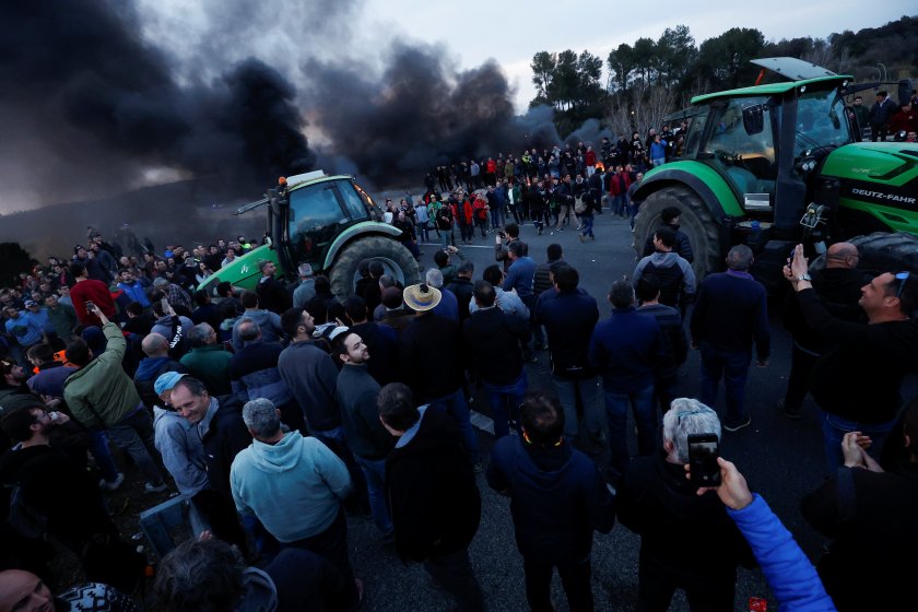 Испанските фермери организират пореден ден на протести, като хиляди трактори