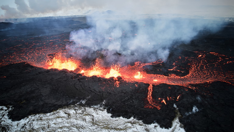 Вулканичното изригване в югозападна Исландия изглежда затихва, но учени предупреждават