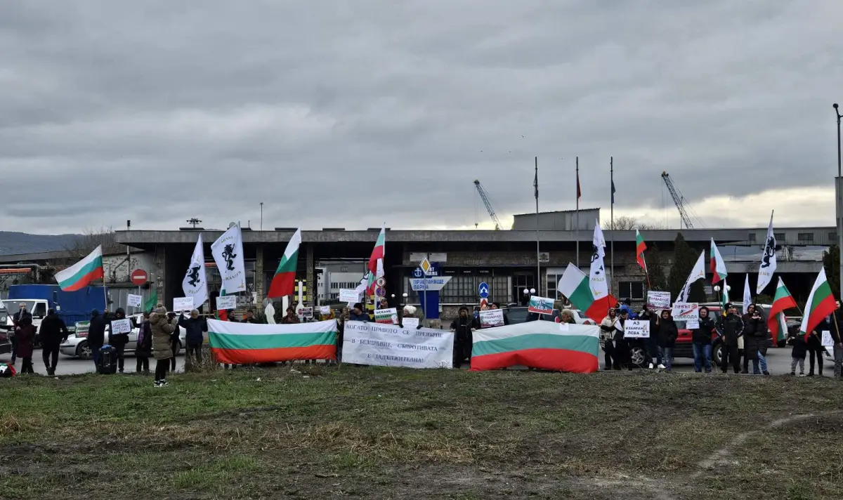 Членове и симпатизанти на политическа партия „Възраждане“ блокираха пистанище Бургас.Поводът