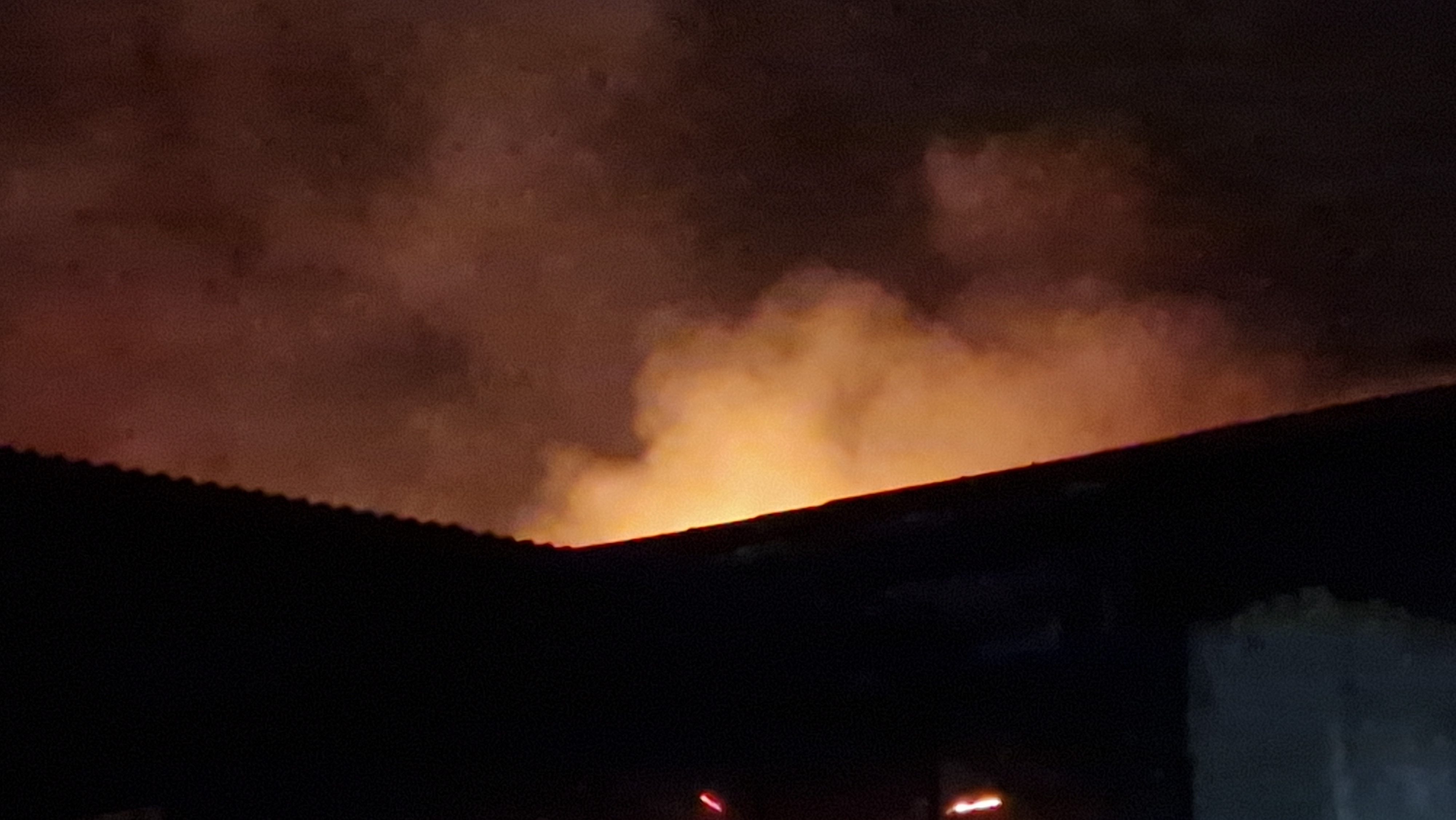 Огнеборци гасят пожар в района на Шуменското езеро, потвърдиха за