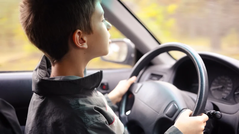Отново заснет и разпространен клип на малолетно дете, което шофира