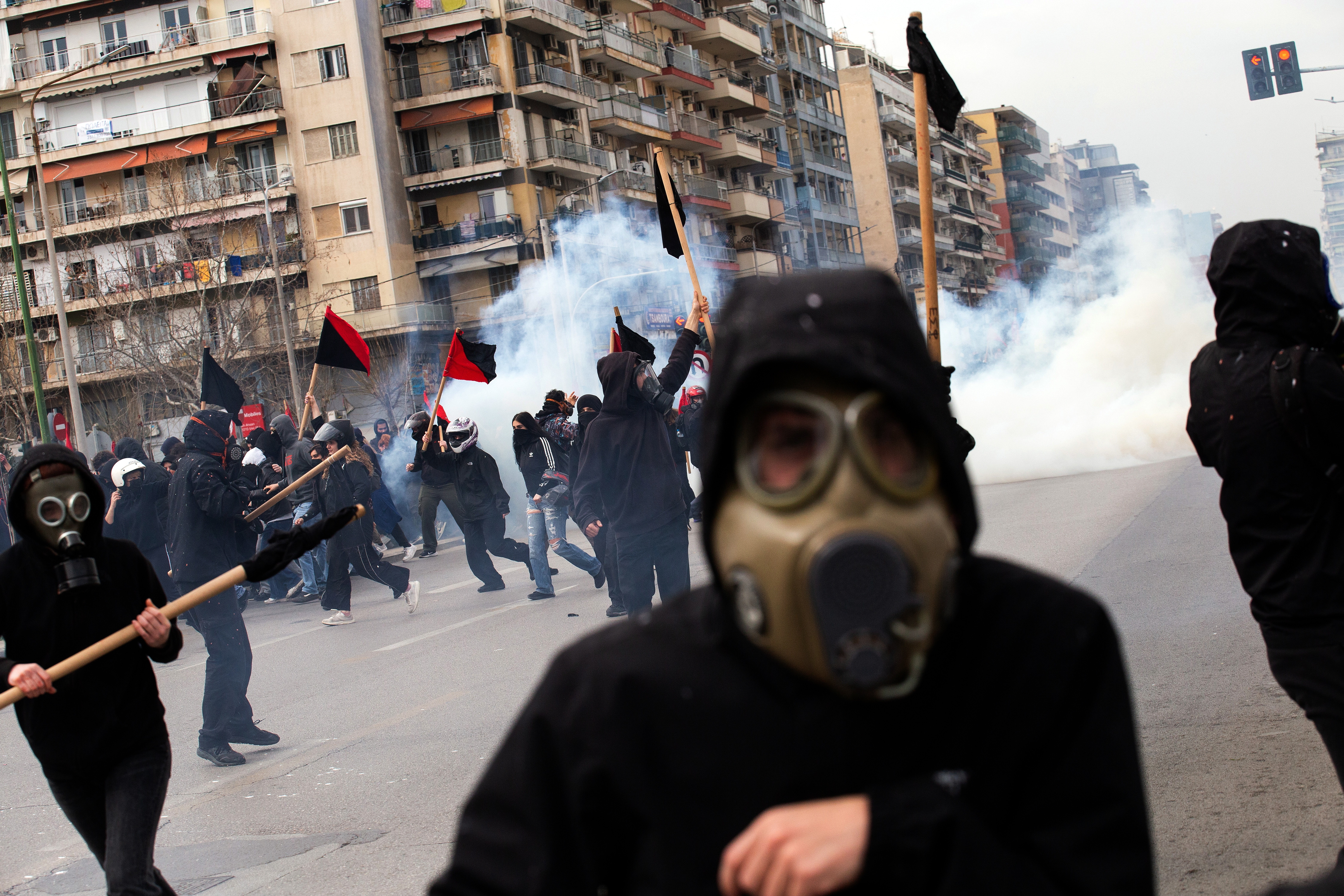 Сблъсъци между протестиращи и полицията избухнаха в Атина и Солун,