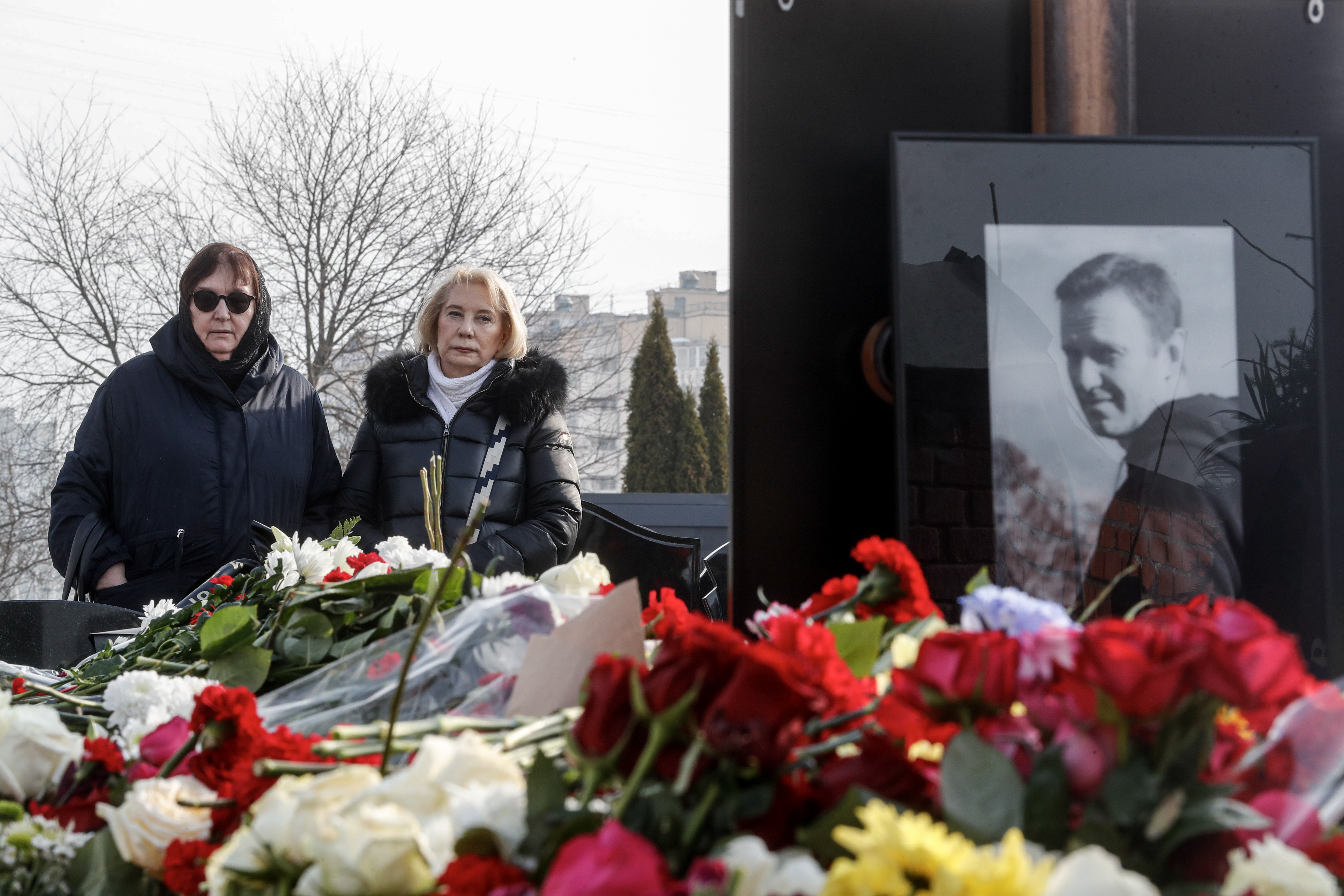 Стотици руснаци носят цветя на гроба на руския опозиционер Алексей