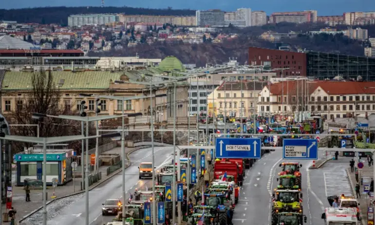 Стотици трактори нарушиха движението в центъра на Прага, след като