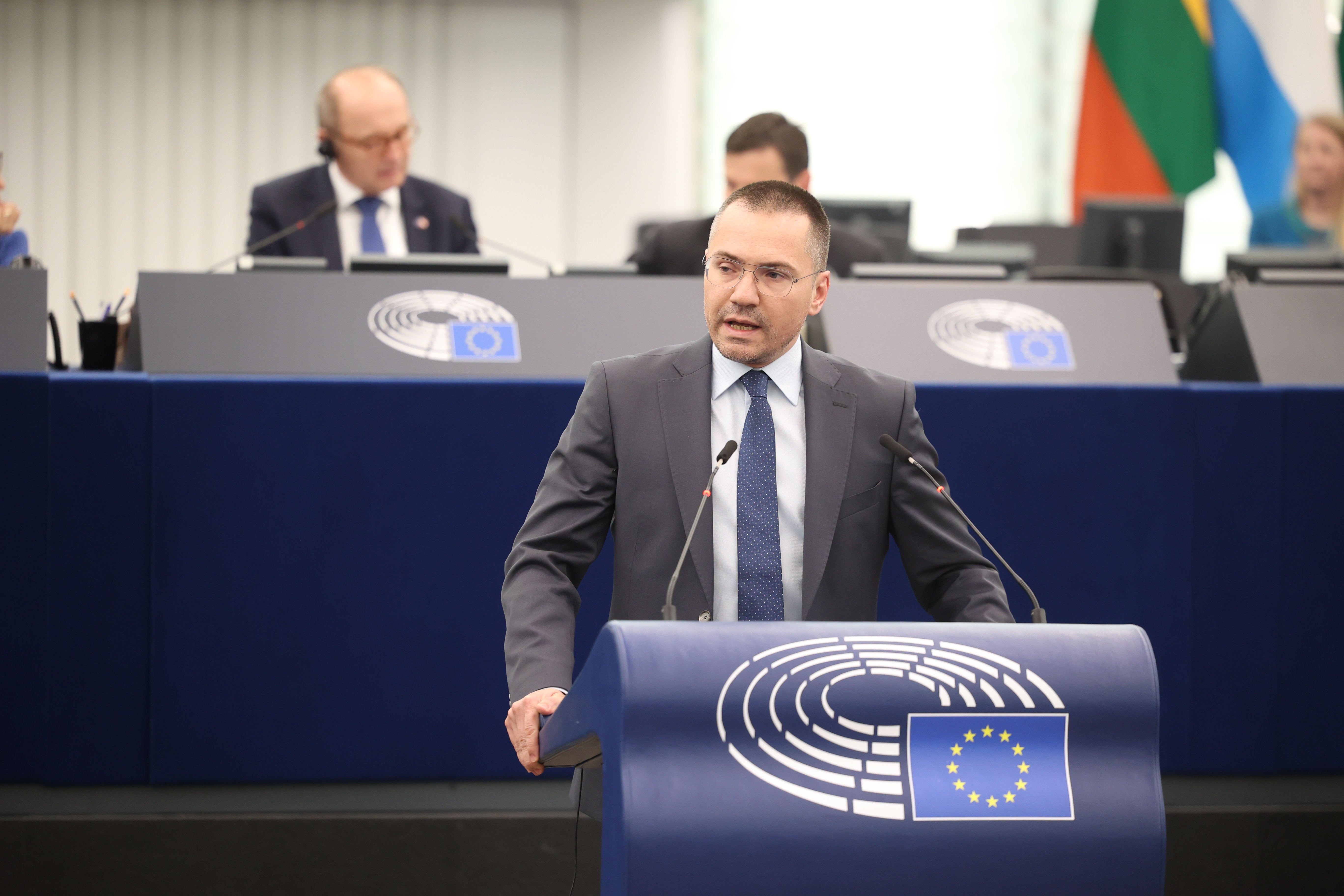 Днес българският представител в Европейския парламент Ангел Джамбазки призова министър-председателя