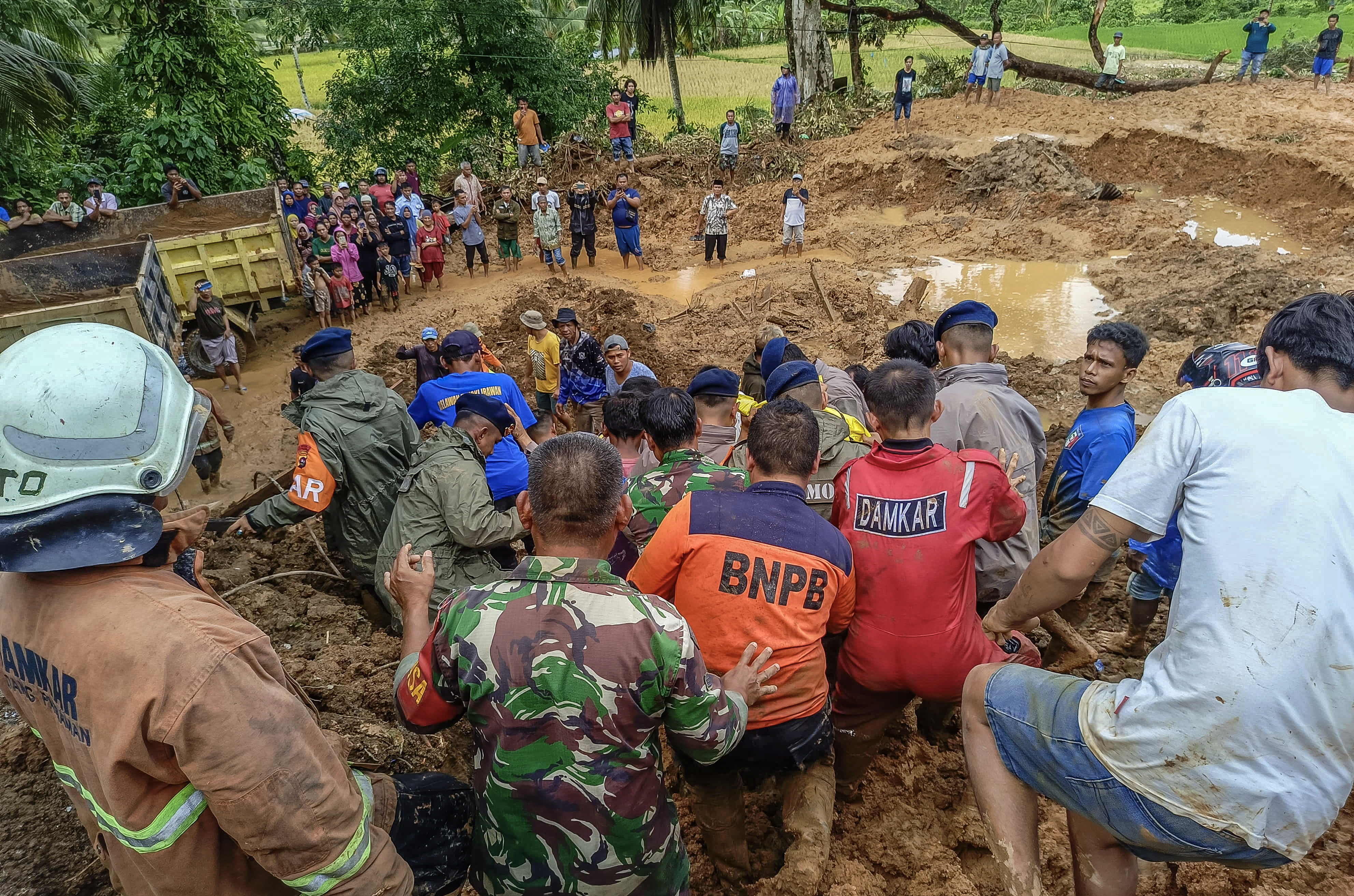 Броят на жертвите на внезапните наводнения и свлачища на индонезийския