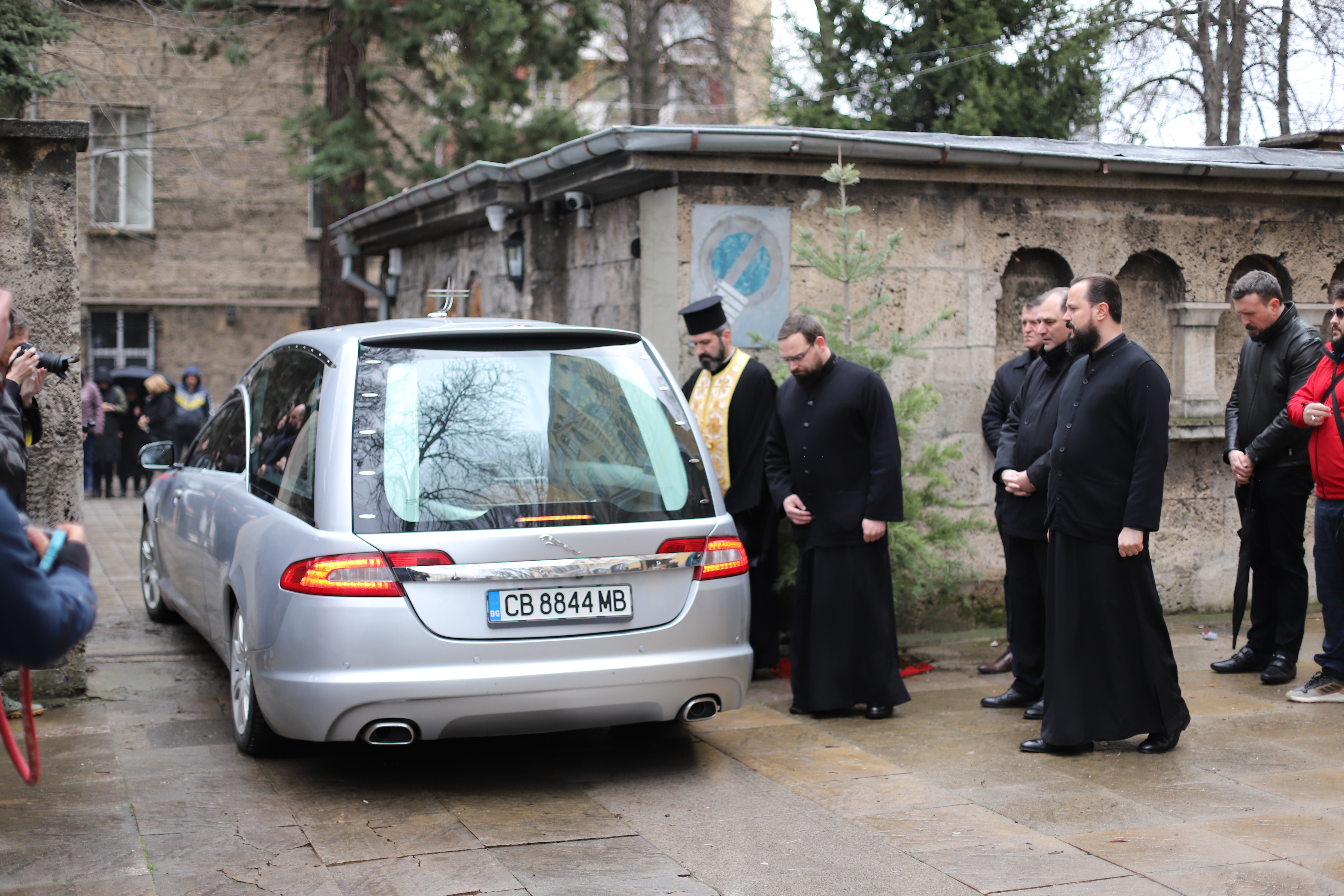 Траурни камбани посрещнаха тленните останки на патриарх Неофит в митрополитския