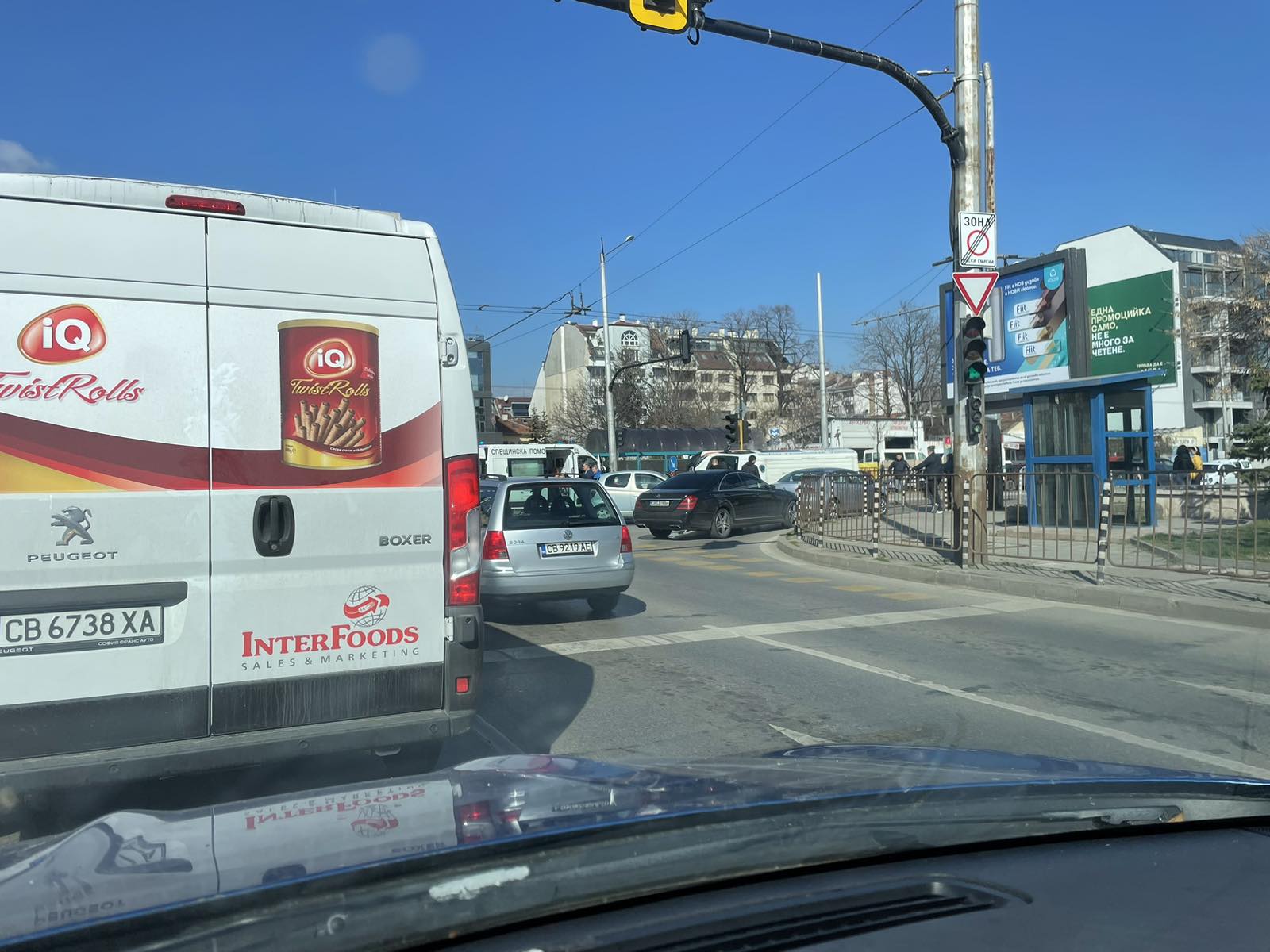 Снимка: КАТАСТРОФА С ЛИНЕЙКА: Автомобилът се е обърнал на натоварено кръстовище в София