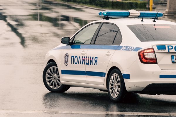 Полицията предотврати незаконно състезание със стотици автомобили край Павликени. В