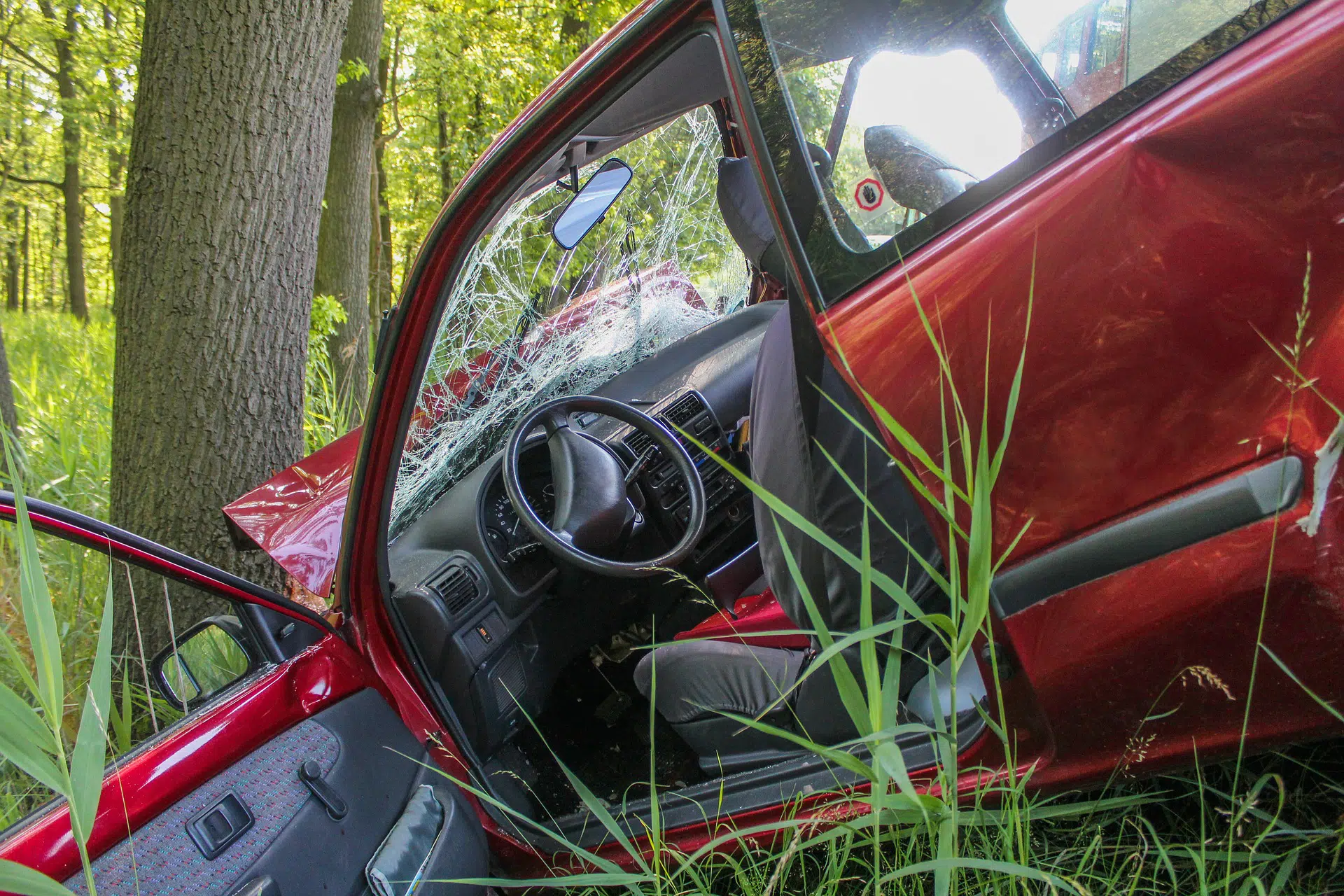 Снимка: ИНЦИДЕНТ: 19-годишен шофьор се заби в дърво в Сливен