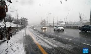 Силен сняг заваля днес в турската столица Анкара.Много части на