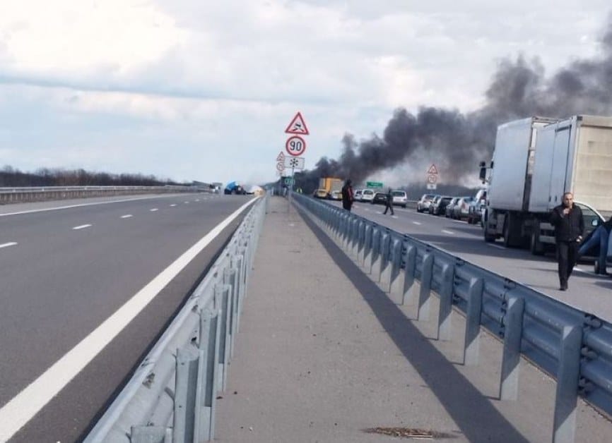 Снимка: ТИР се запали на магистрала „Тракия“, движението е блокирано