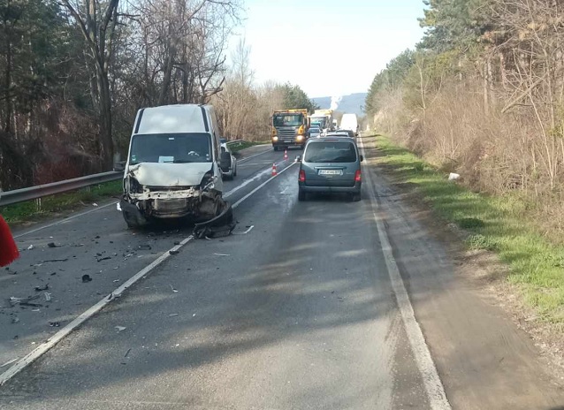 Катастрофа между два автомобила предизвика задръстване на пътя София-Варна. Инцидентът