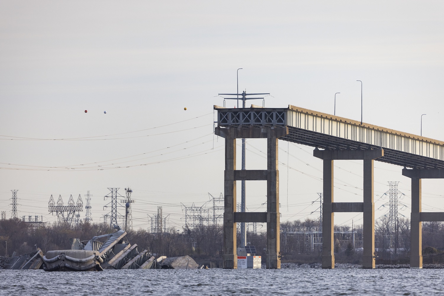 Снимка: Срутването на моста в Балтимор: Какво знаем за трагедията в САЩ?