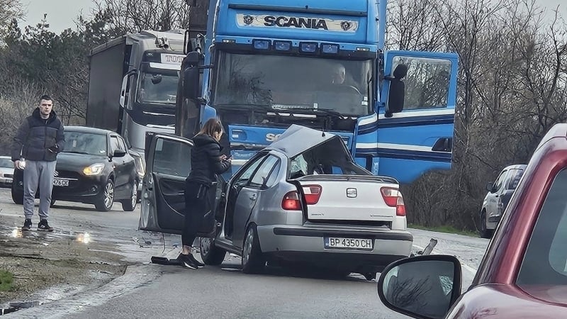 Снимка: Жестоката катастрофа във Врачанско: Почина и втората жена от колата