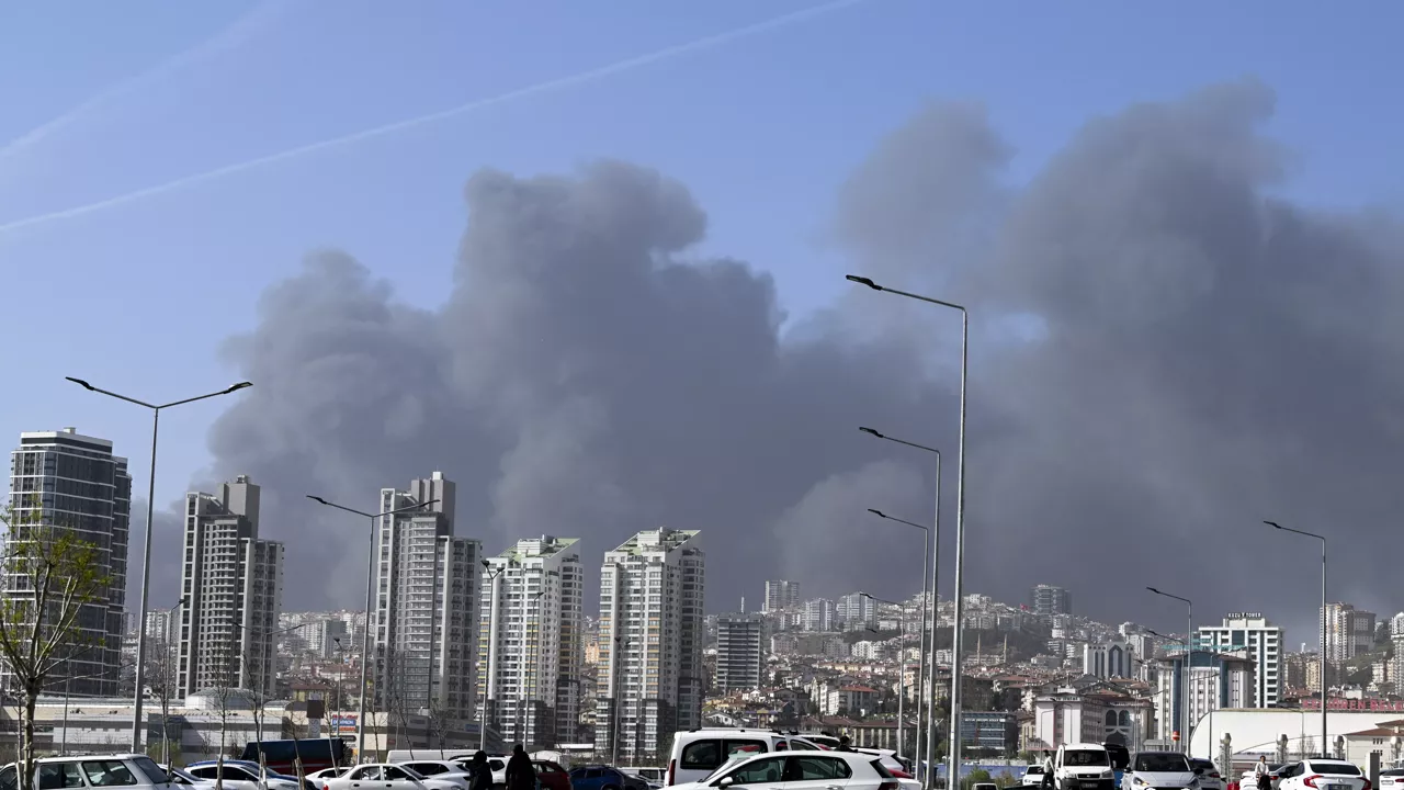 Разраства се пожарът в индустриална зона в Анкара. Причина за