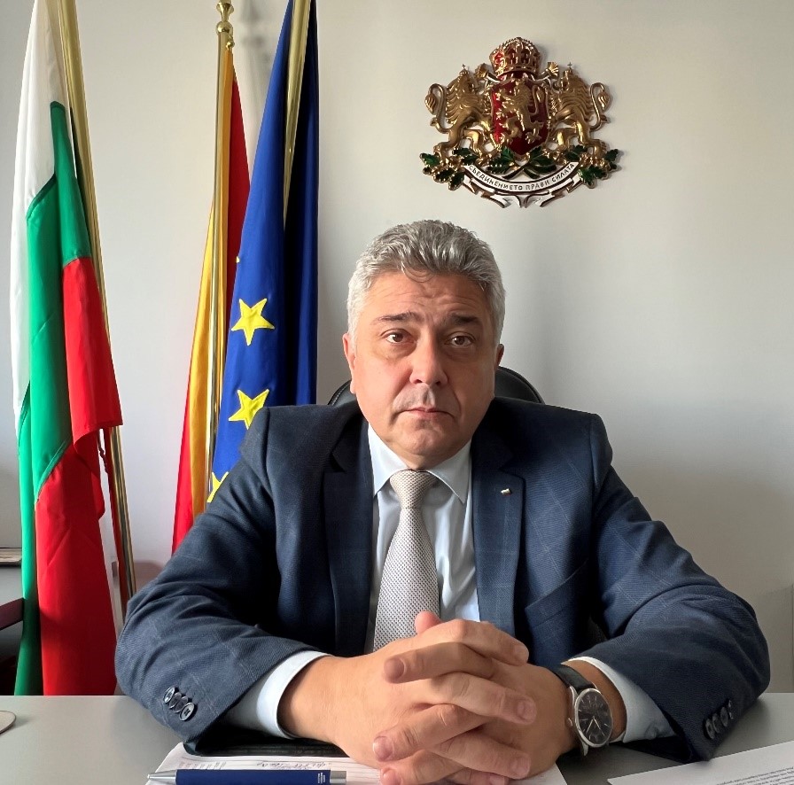Кандидатът за служебен министър-председател Димитър Главчев е сменил външния министър