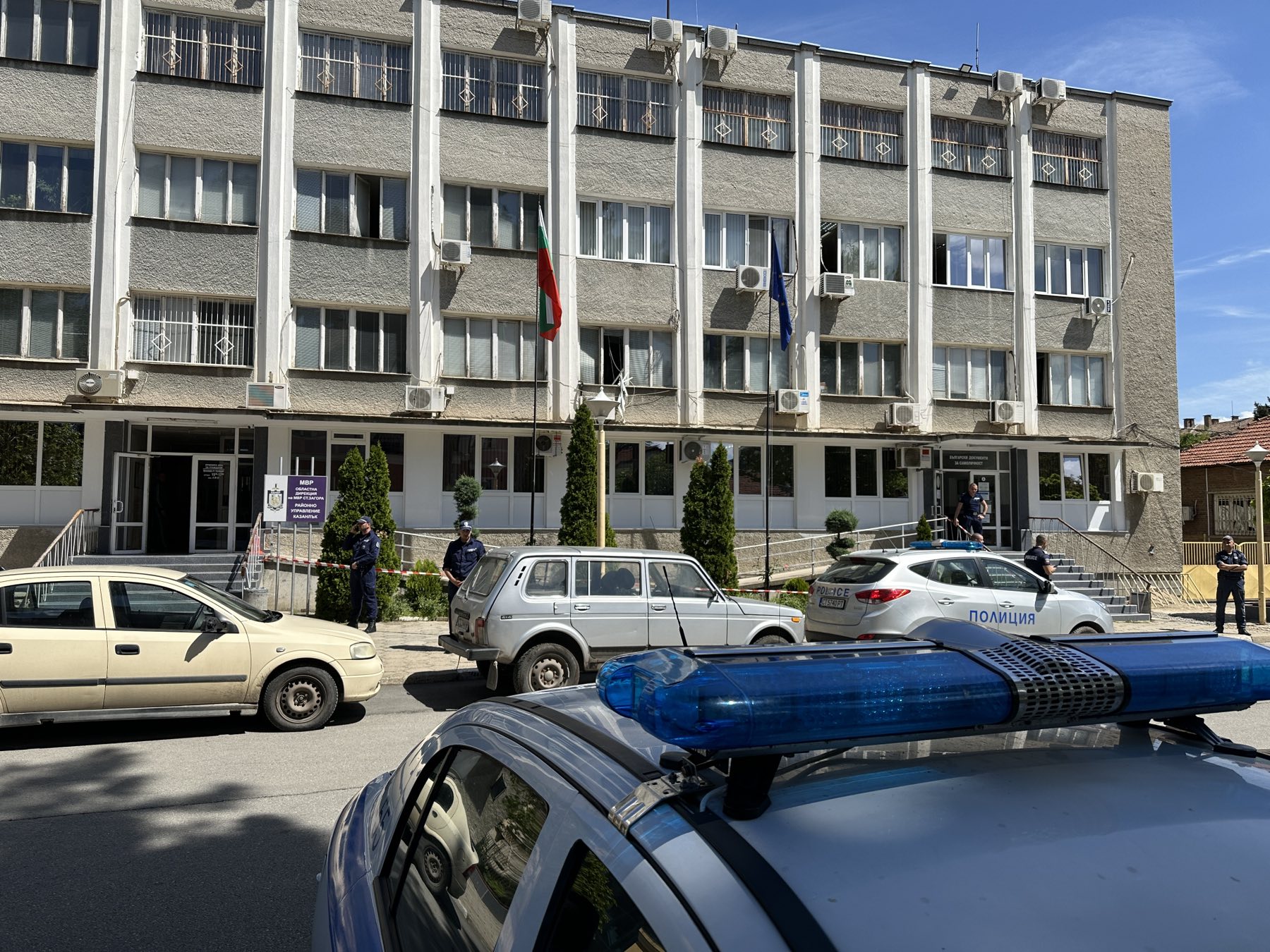 Мъж е пострадал при инцидент в Районното управление в Казанлък.