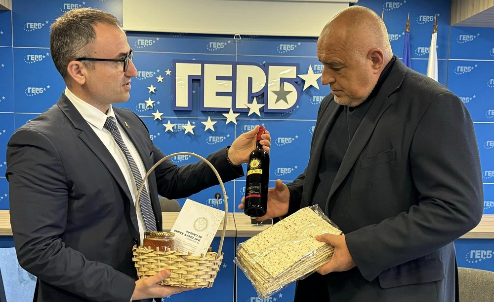 Снимка: Борисов получи подаръци от еврейската общонст в България