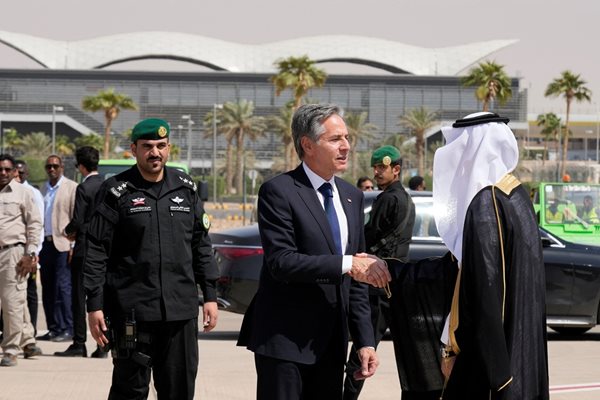 Американският държавен секретар Антъни Блинкън пристигна в Саудитска Арабия. Поредната
