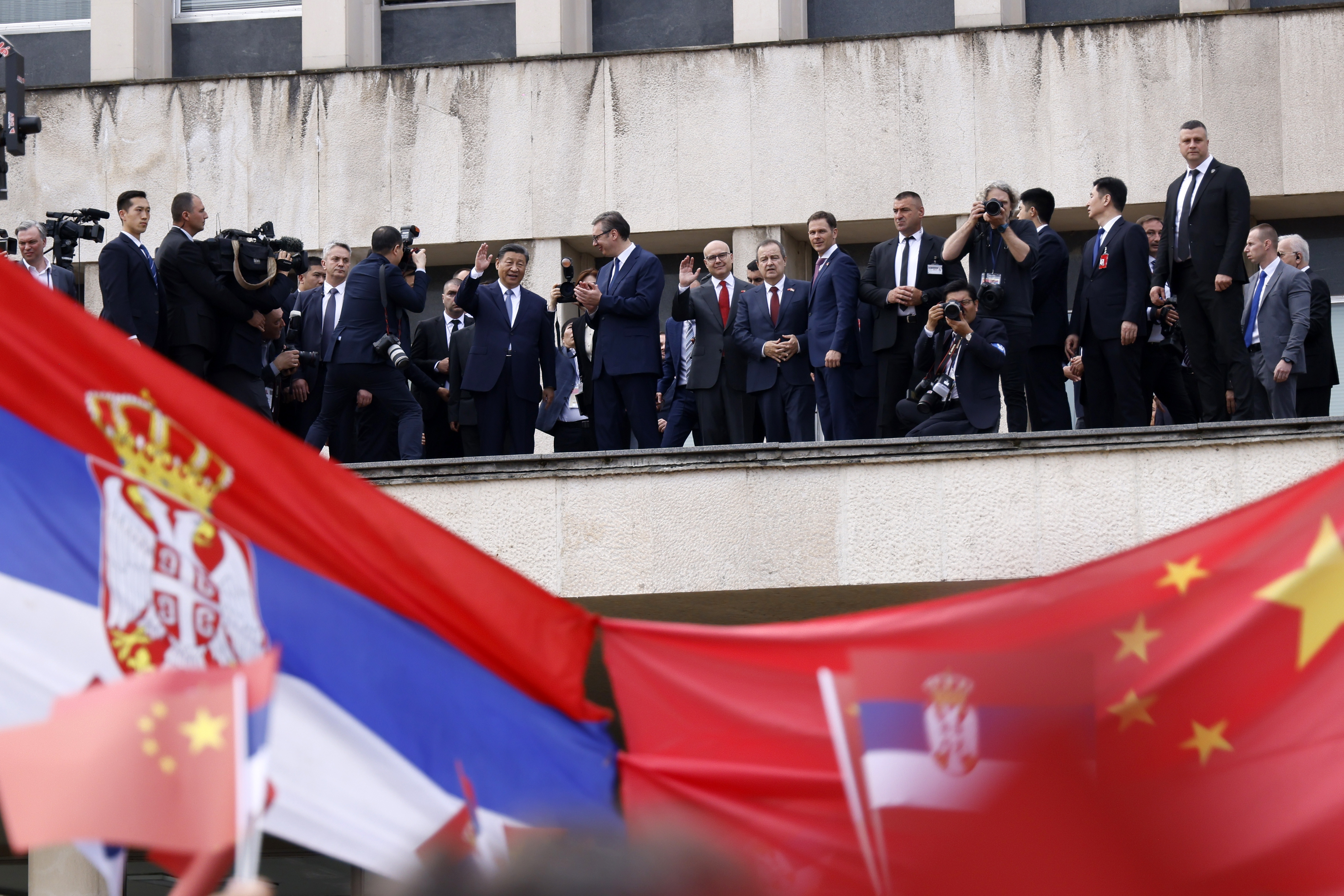 Хиляди души посрещнаха китайския президент Си Дзинпин в Белград.Тържествената церемония