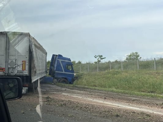 Катастрофа затруднява движението по магистрала Тракия в посока София, стана