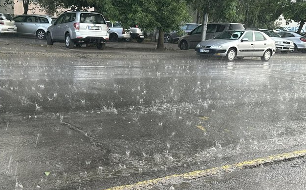 Силен дъжд се изля над София. В центъра на столицата