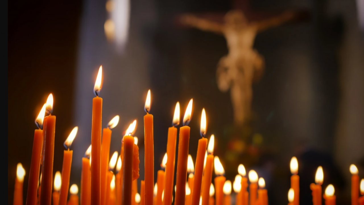 Православната църква отбелязва днес Светли четвъртък.Денят е отреден за почит