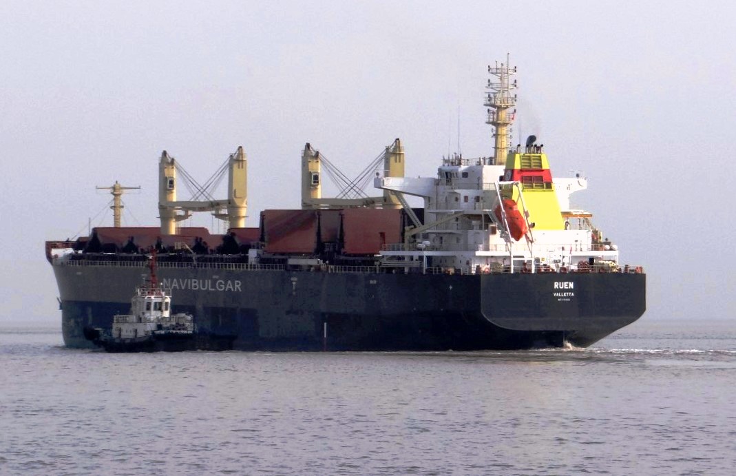 Корабът Руен, който беше отвлечен от сомалийски пирати край бреговете