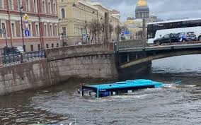 Пътнически автобус падна в река Мойка в Санкт Петербург.Според властите