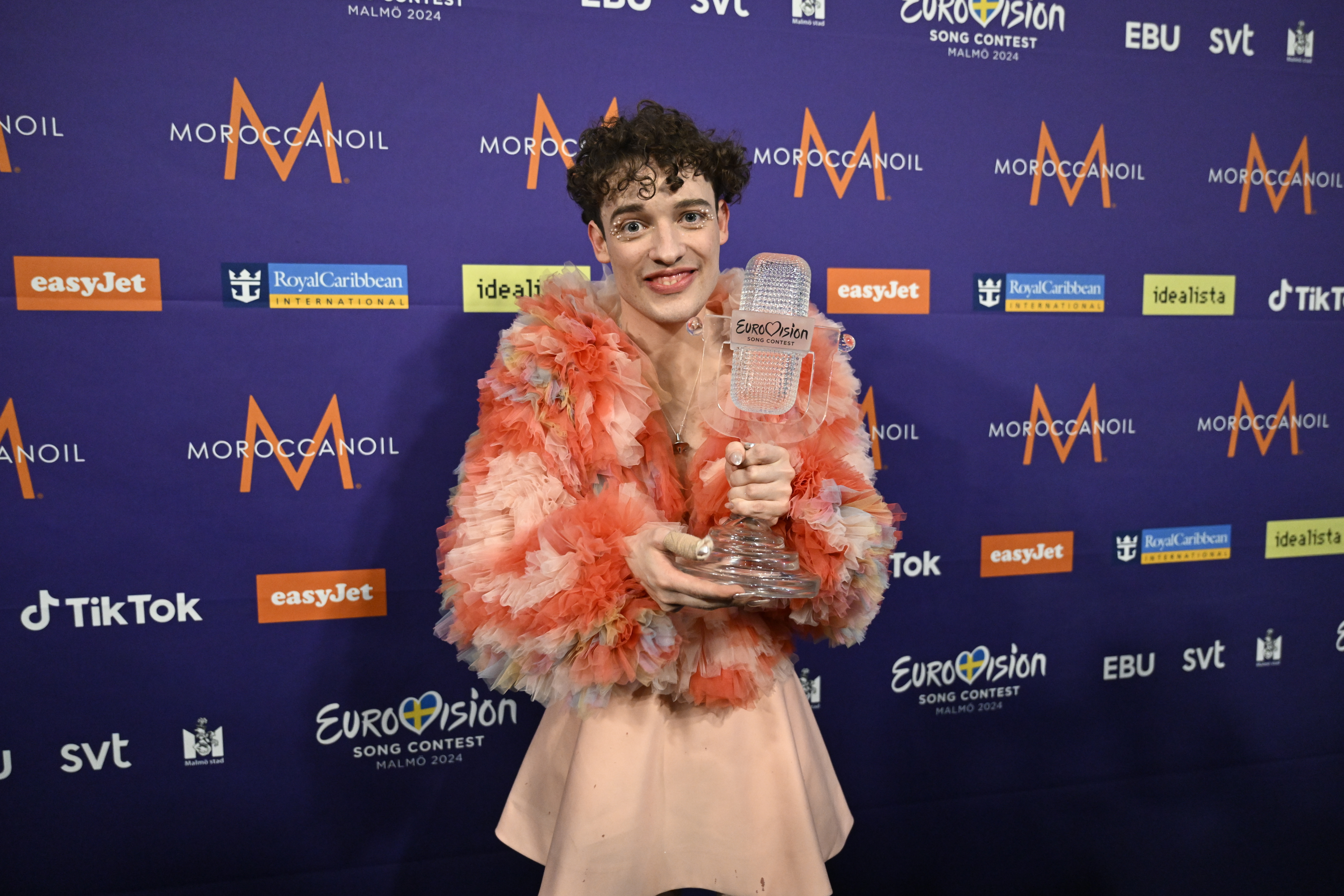 Швейцарският певец Немо, 24 г., спечели песенния конкурс на Евровизия