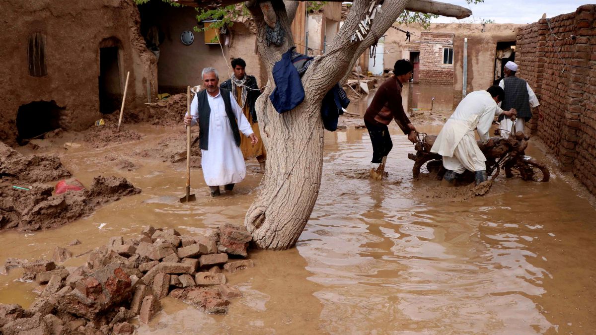 Броят на жертвите на наводненията в Северен Афганистан достигна 317,