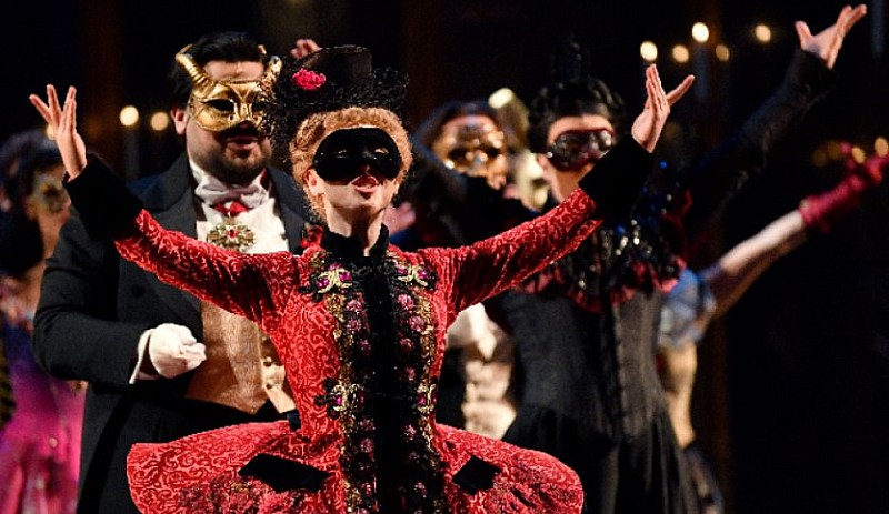 Поради големия интерес на публиката, „Фантомът на операта” от Бродуей