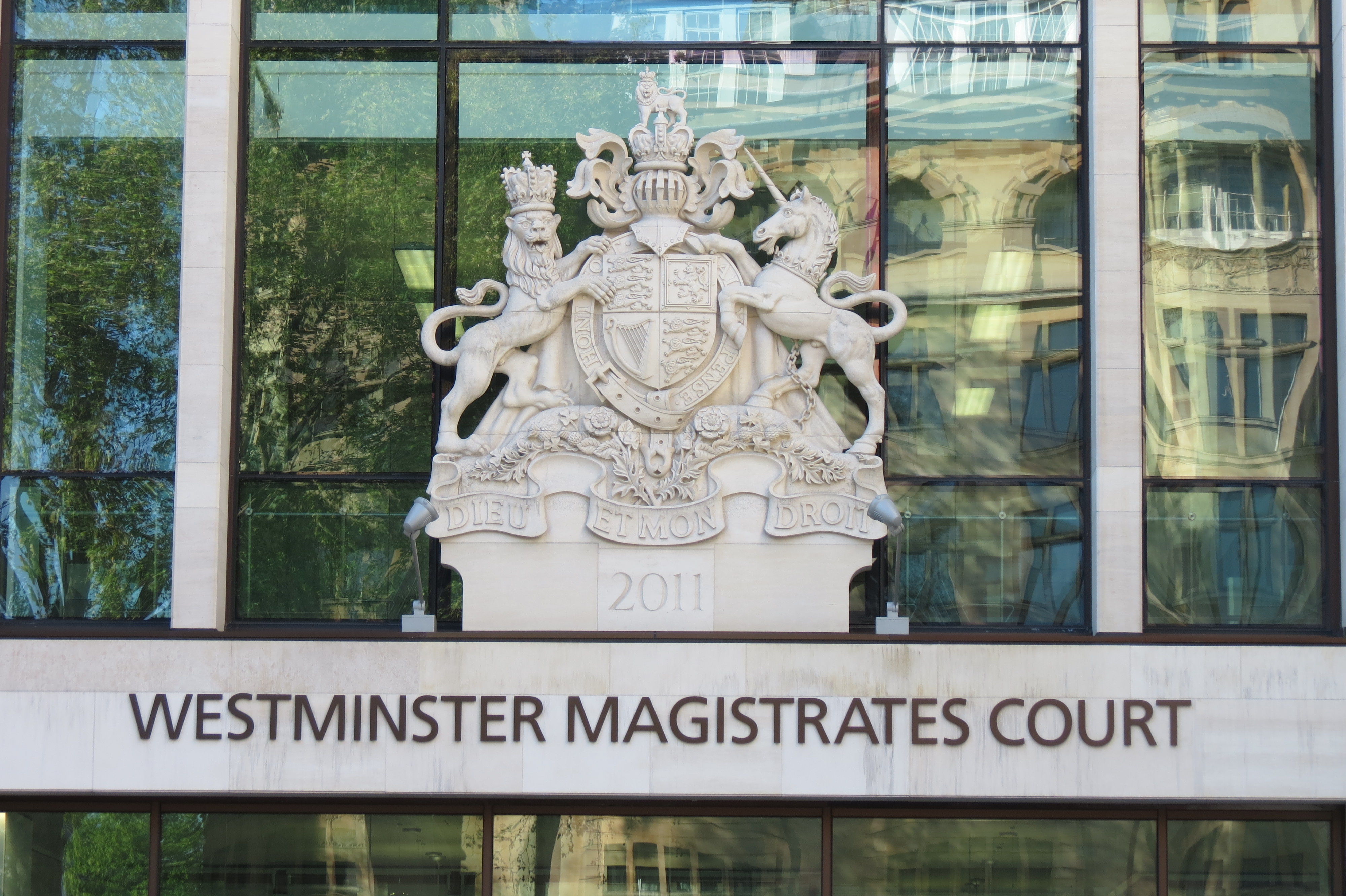 Двама мъже се явиха пред британски съд във вторник, обвинени