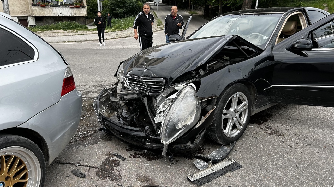 Мерцедес се удари в БМВ на кръстовище в Хасково.От кадрите