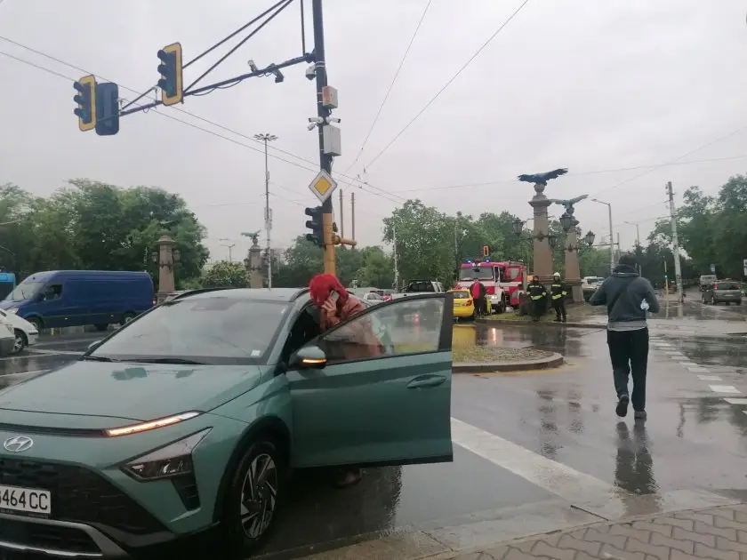 Катастрофа на Орлов мост в София затруднява движението.Образувало се е