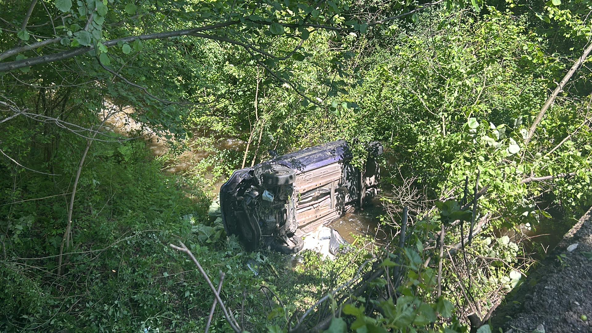 Автомобил се разби от 10 метра на Самоковско шосе. В