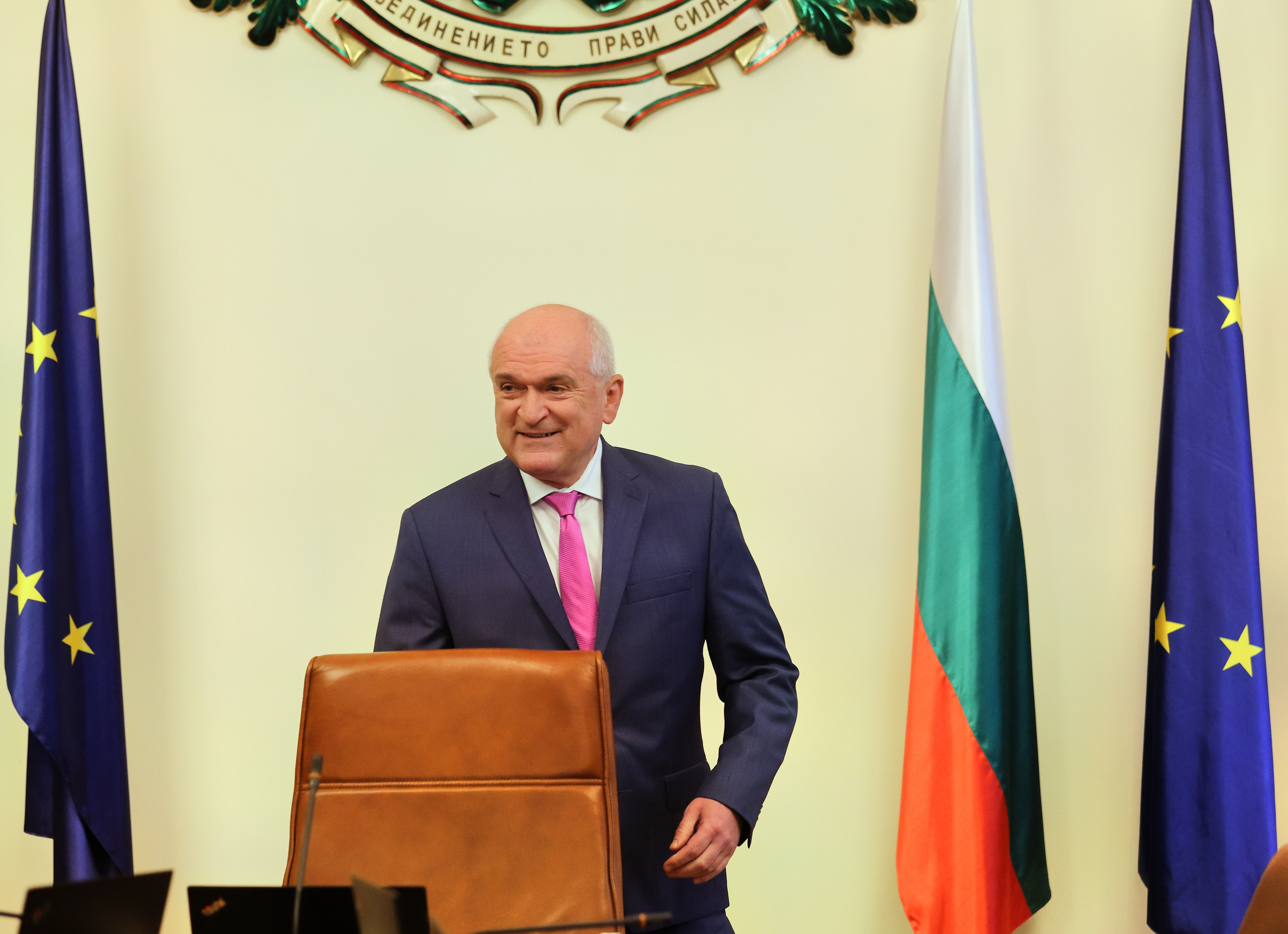 Уважаеми учители, преподаватели, ученици,Скъпи просветители,Уважаеми българи, обърна се служебният премиер