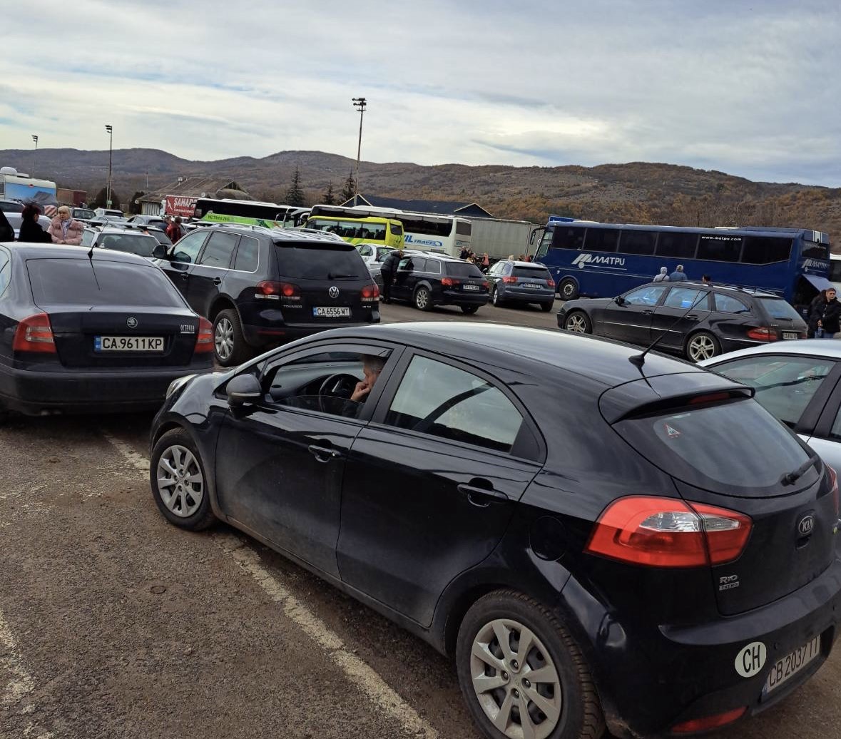 Огромна колона от коли се вие към ГКПП Калотина, съобщава