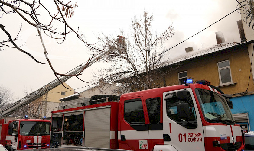 Голям пожар избухна на Крайезерния път във Варна. Горят складове