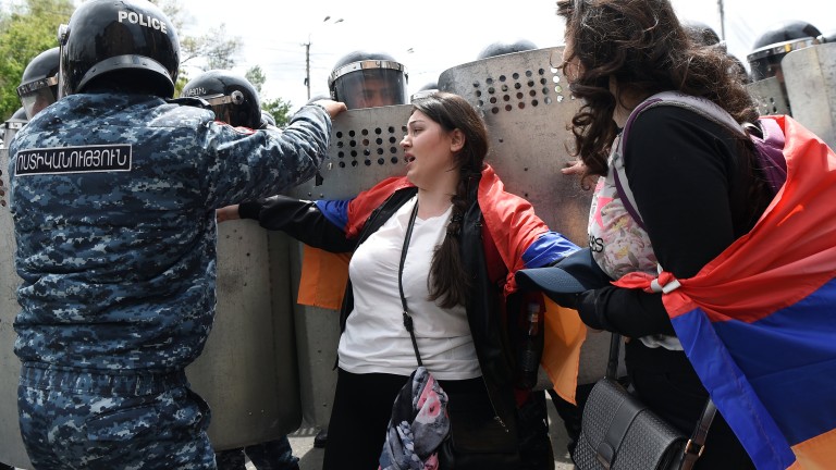Арменската полиция задържа 137 демонстранти в Ереван, блокирали улиците на