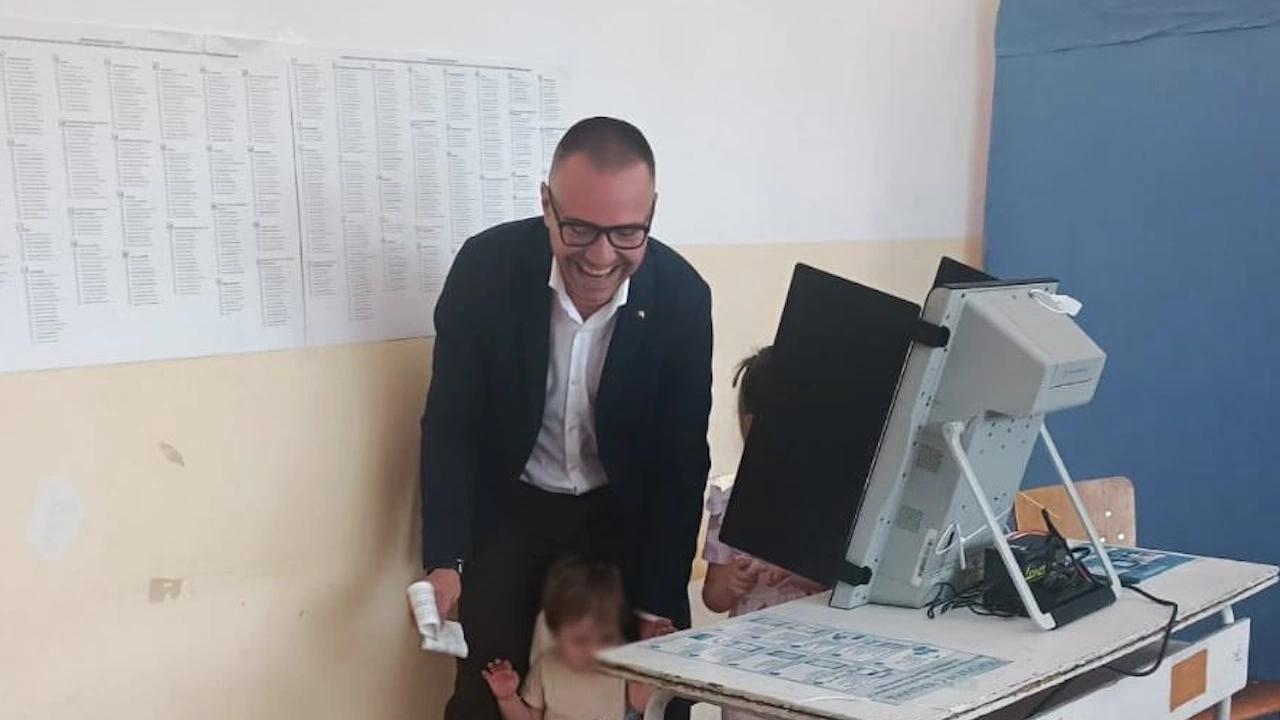 Водачът на листата за евродепутати на ВМРО-БНД Ангел Джамбазки гласува.