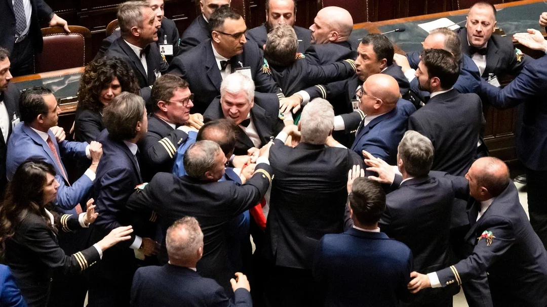 Председателят на долната камара на парламента временно отстрани единадесет италиански