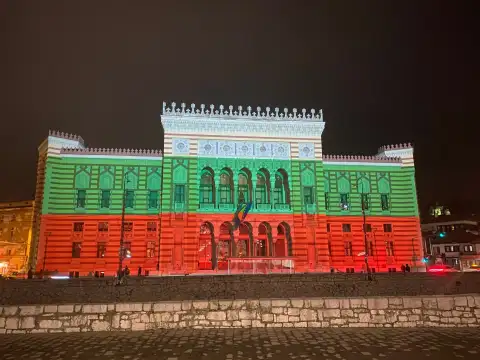 Тази нощ сградата на общината в Сараево бе осветена с