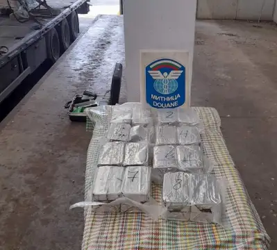Митническите служители заловиха 13 260 кг хероин при проверка на товарен